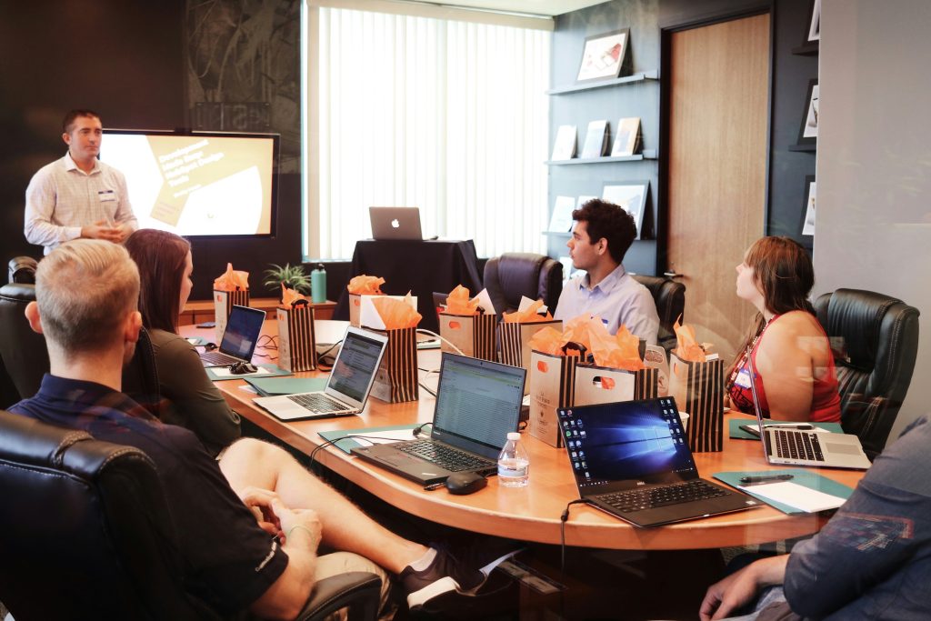 Formation à l'intelligence artificielle: pourquoi les pros du marketing et de la tech ne peuvent plus attendre