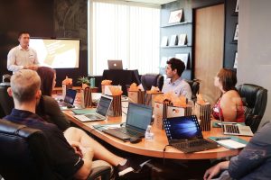 Formation à l'intelligence artificielle: pourquoi les pros du marketing et de la tech ne peuvent plus attendre